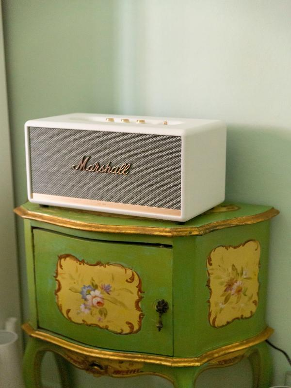 retro radio on green side table mid-century vintage décor