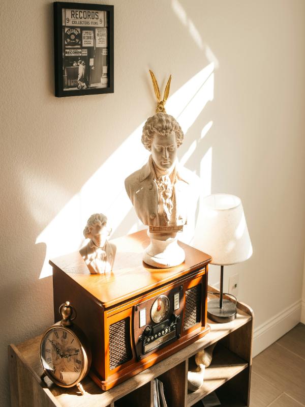 white-marble-bust-on-shelf-in-sun